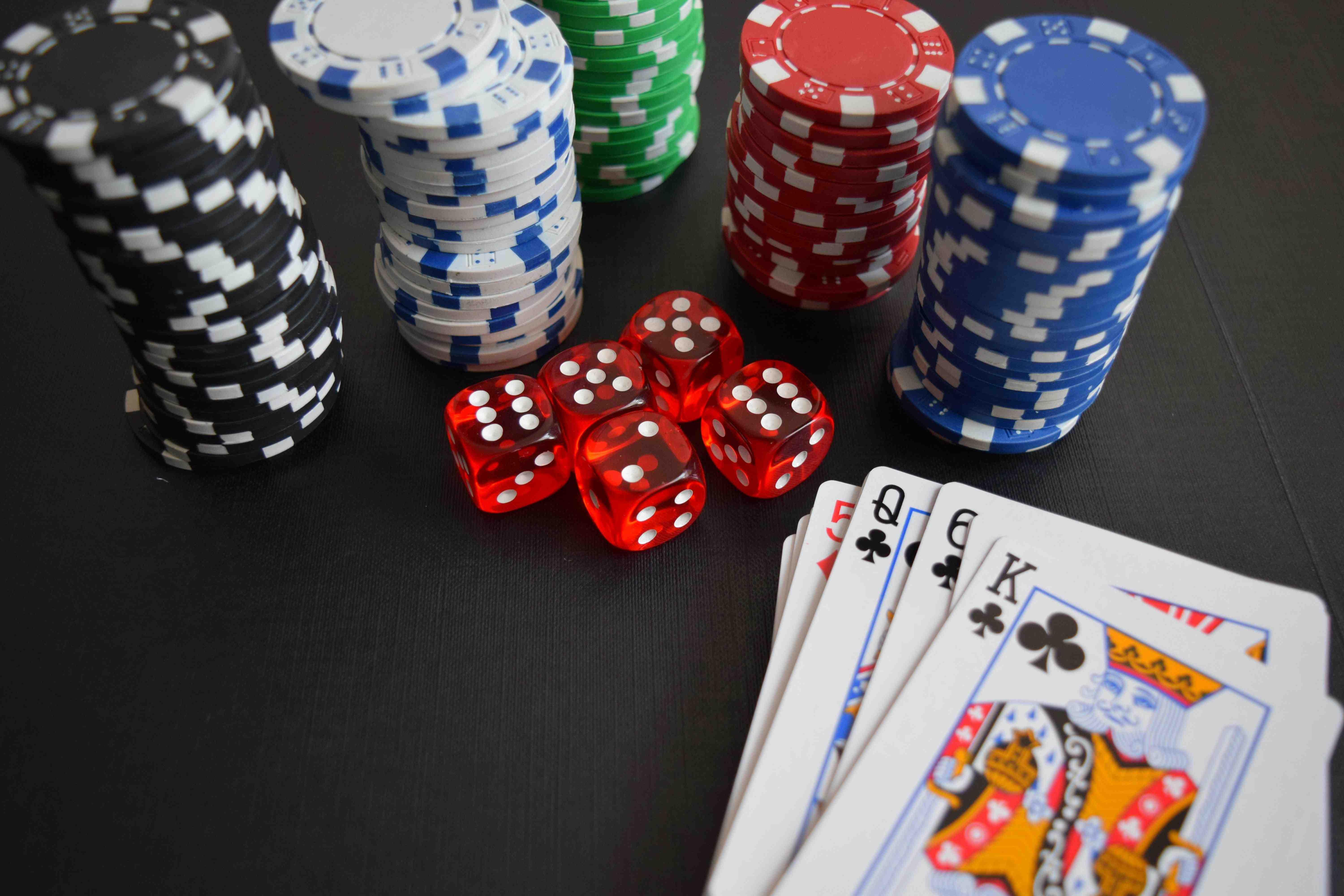 Pemain menikmati slot online melalui smartphone di gt777 dengan pembayaran lokal
